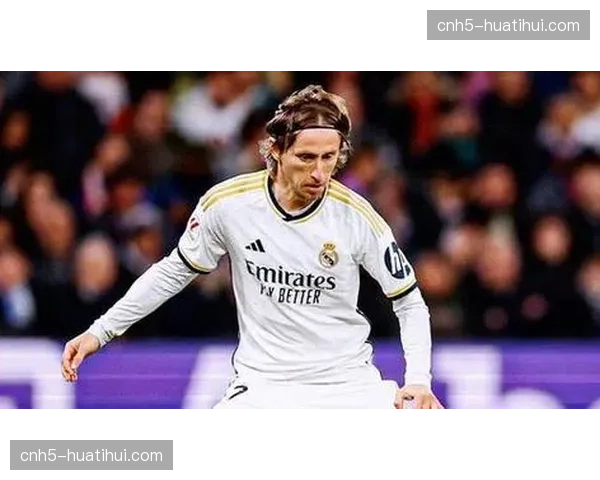 荷兰对阵突尼斯 德容中场向前直塞打穿北非球队平行站位防守空当